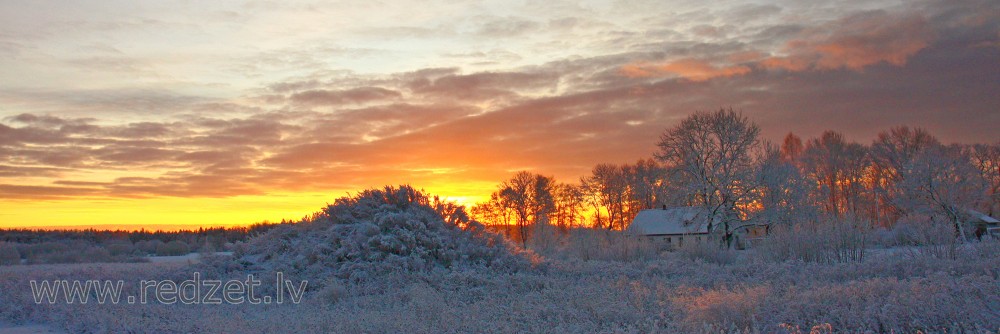 Ziemas saullēkta panorama 