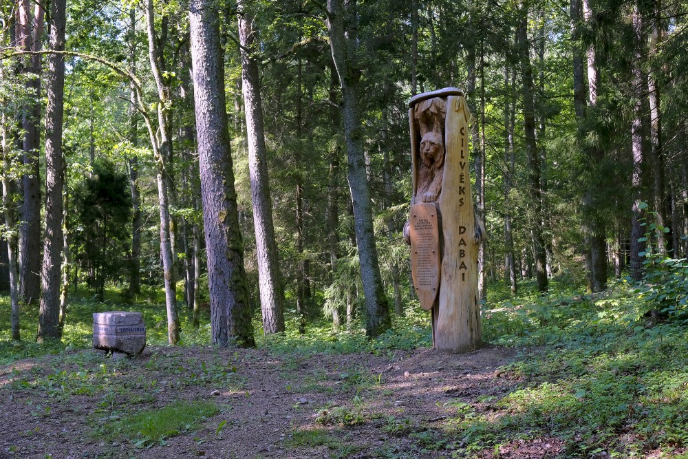 Koka skulptūra Aizvīķu meža parkā