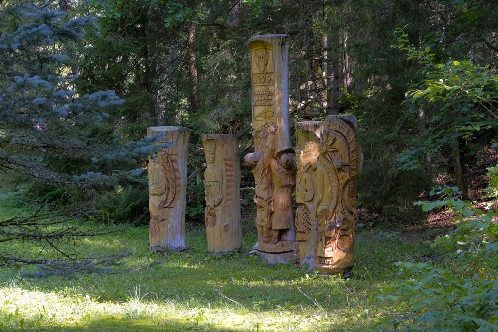 Koka skulptūras Aizvīķu meža parkā