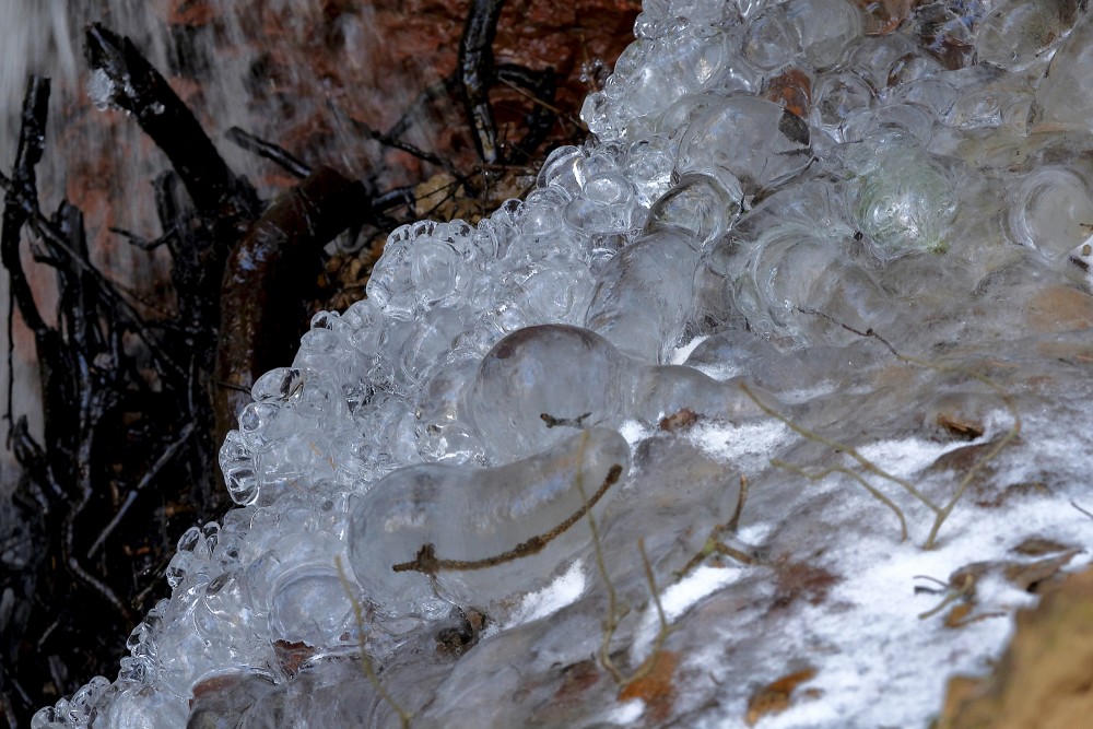 Ledus bumbiņas pie Zārtapu ūdenskrituma