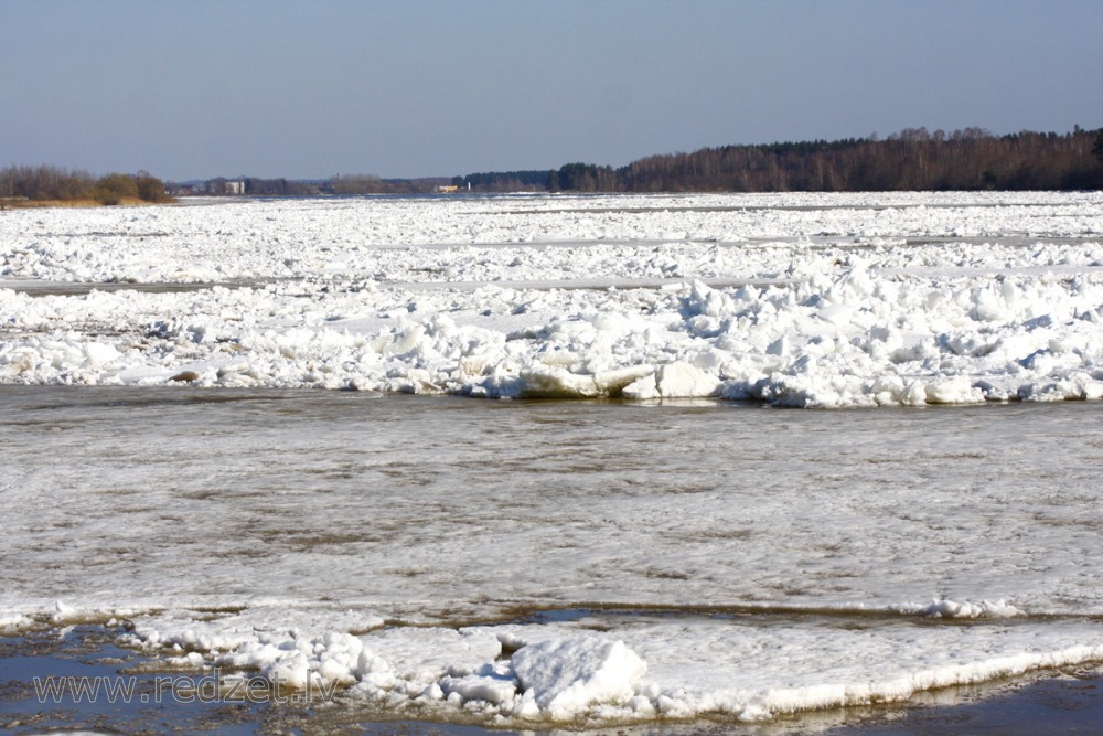 Ledus iešana Daugavā (pie Ogres)