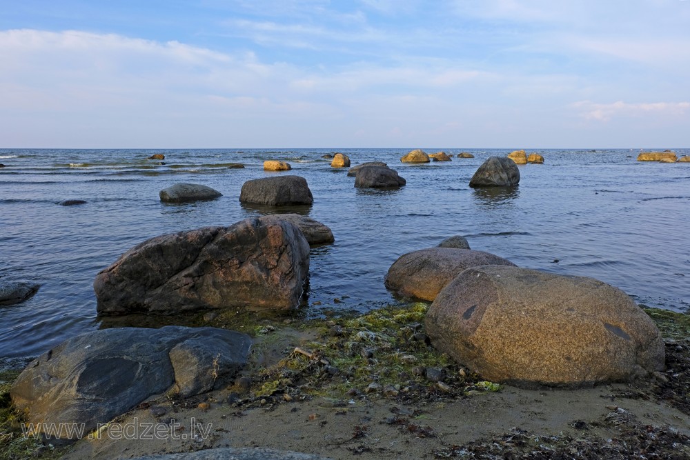 Lieli akmeņi Mērsraga jūrmalā