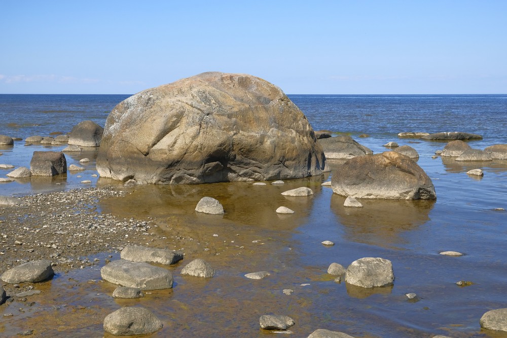Liels akmens Mērsraga jūrmalā