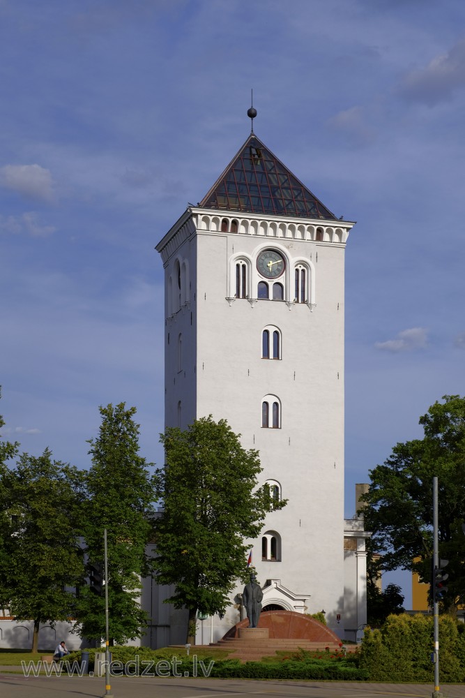Jelgavas Sv. Trīsvienības baznīcas tornis un piemineklis  Jānim Čakstem
