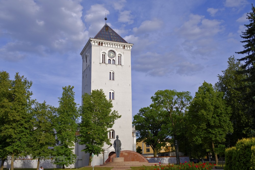Jelgavas Sv. Trīsvienības baznīcas tornis un piemineklis  Jānim Čakstem