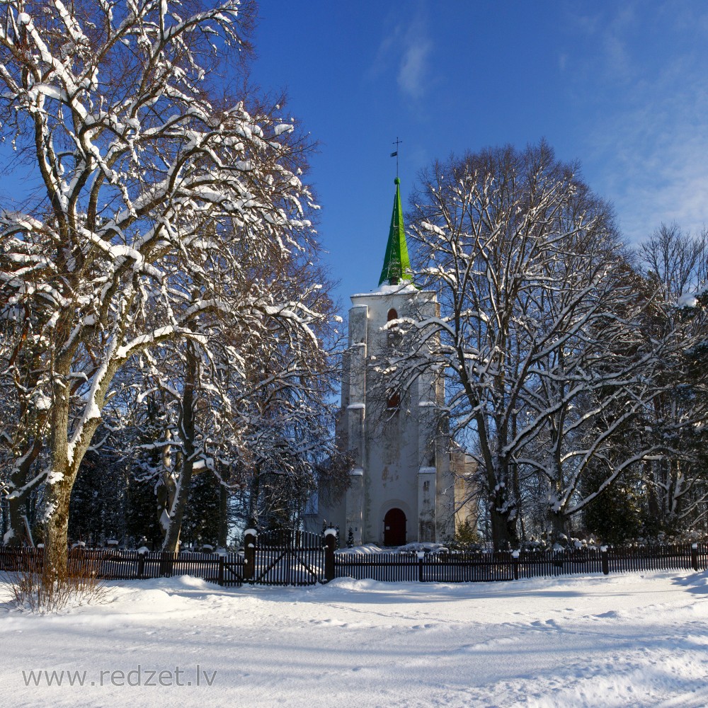 Zlēku evanģēliski luteriskā baznīca ziemā