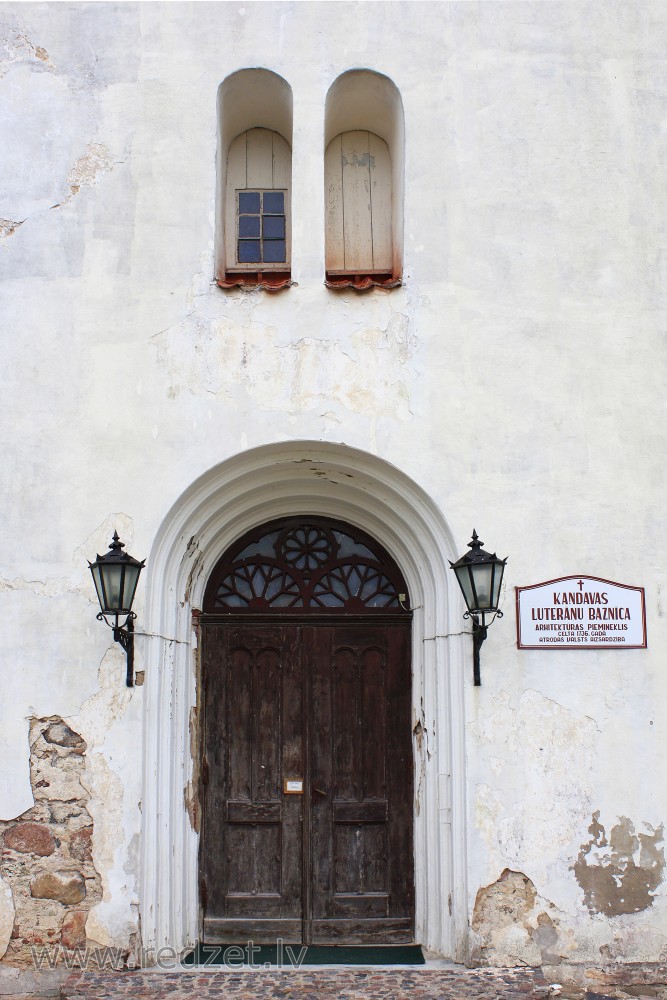 Kandavas luterāņu baznīcas ieejas portāls