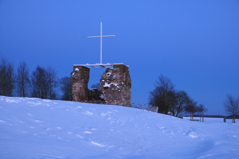 Salaspils Sv. Jura baznīcas drupas ziemas vakarā