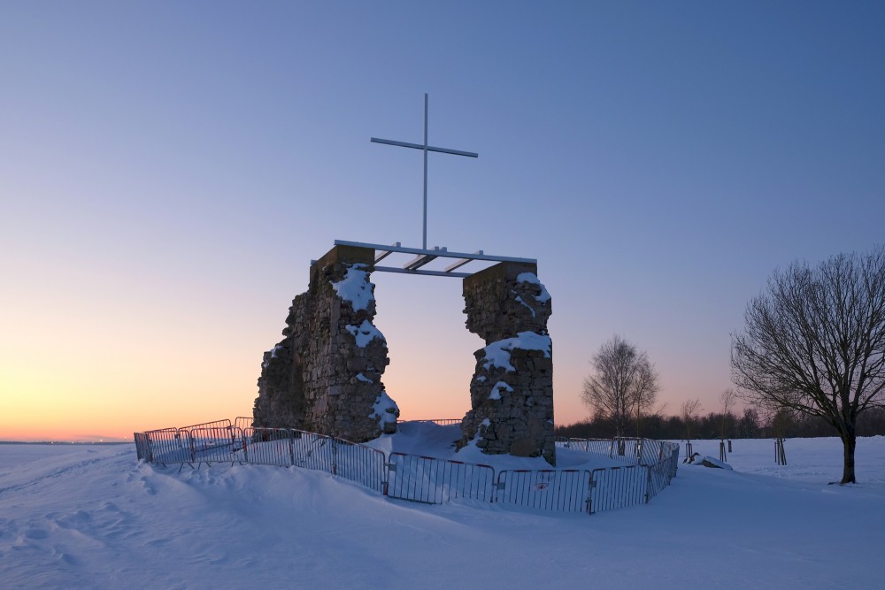 Svētā Jura baznīcas drupas ziemā (Salaspils)