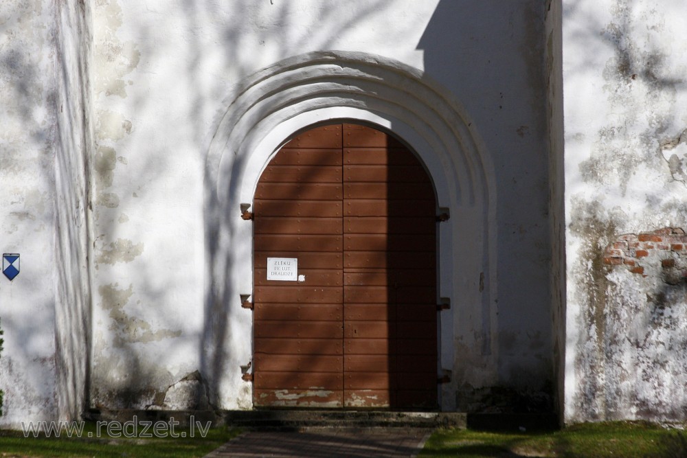 Zlēku luterāņu baznīcas ieejas portāls