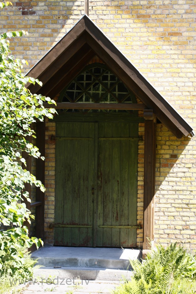Ulmales - Labraga baznīcas ieejas portāls