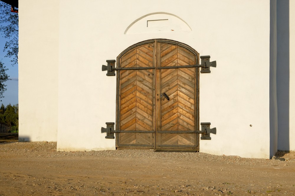 Gramzdas luterāņu baznīcas ieejas portāls