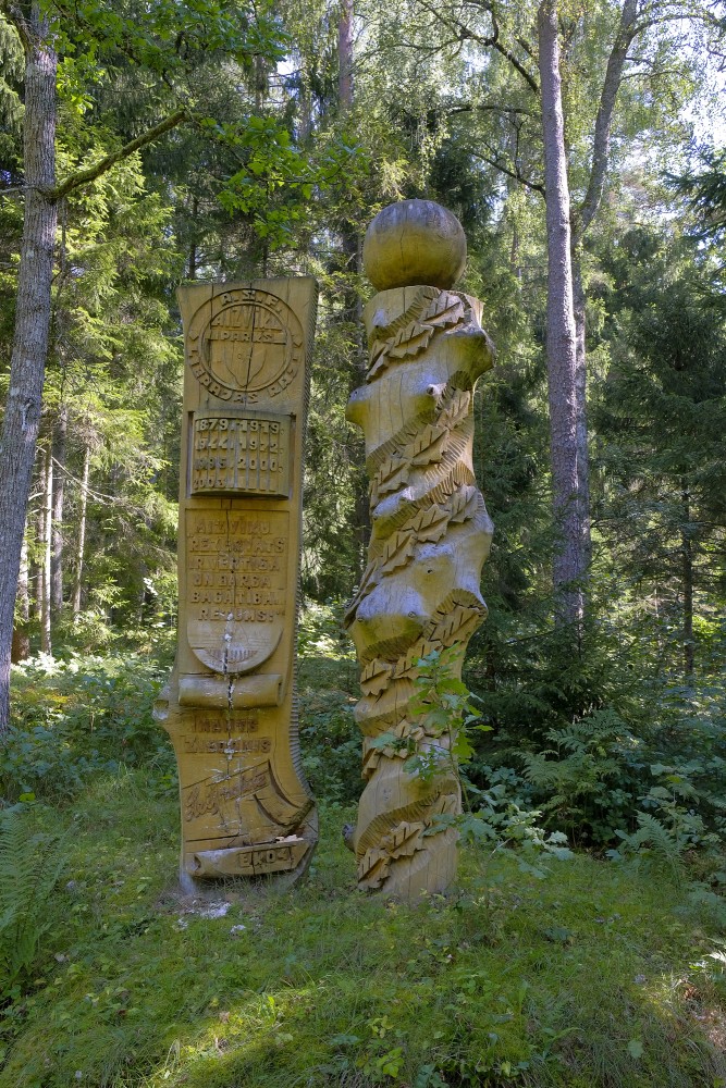 Koka skulptūras Aizvīķu meža parkā