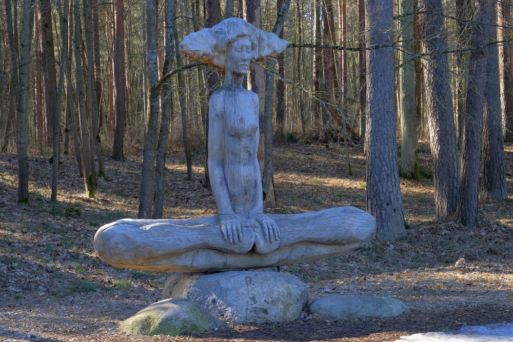 Skulptūra "Joga" (I. Valtere) Rīgas mežaparkā