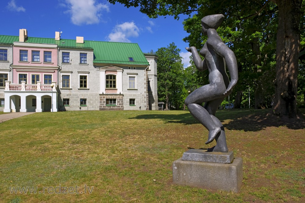 Valdas Blunovas-Malējas skulptūra pie Talsu novada muzeja