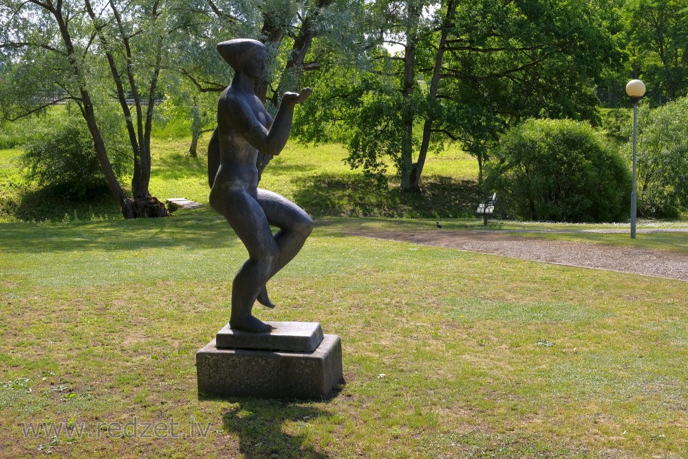 Valdas Blunovas-Malējas skulptūra pie Talsu novada muzeja