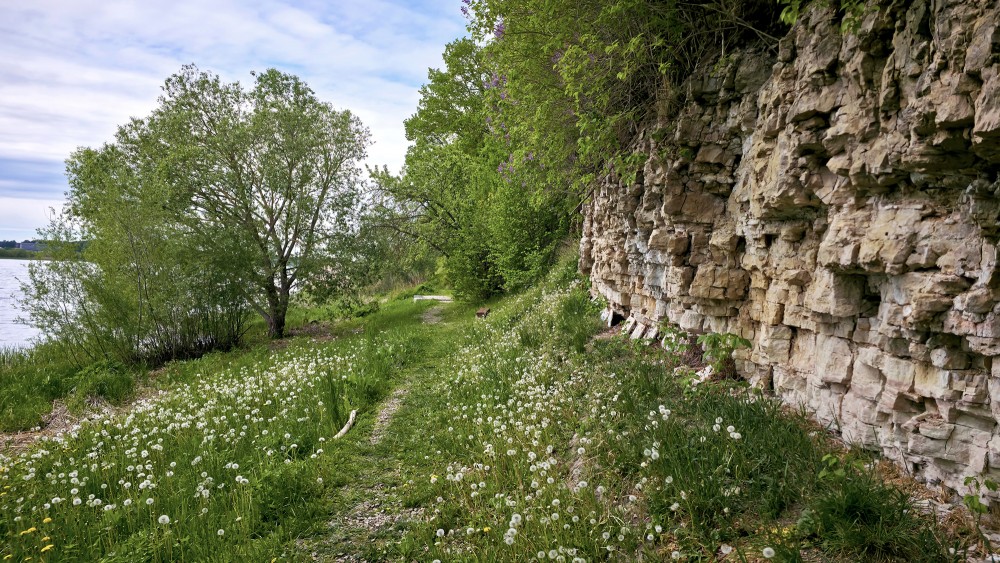 Dabas taka gar Doles salas dolomīta atsegumu un upes krastu