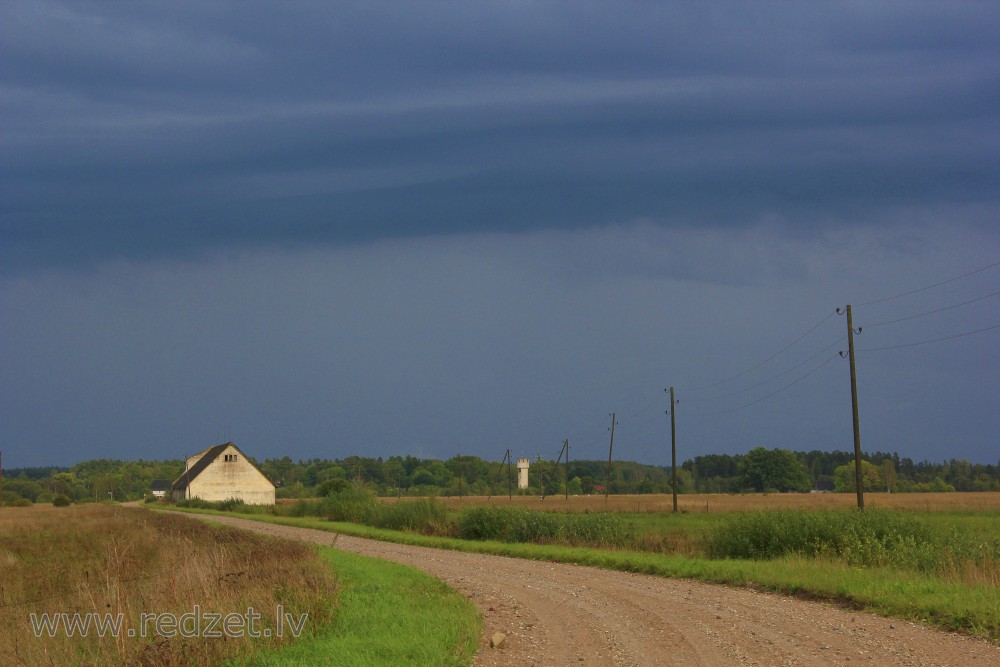 Lauku ainava ar pamestu fermu