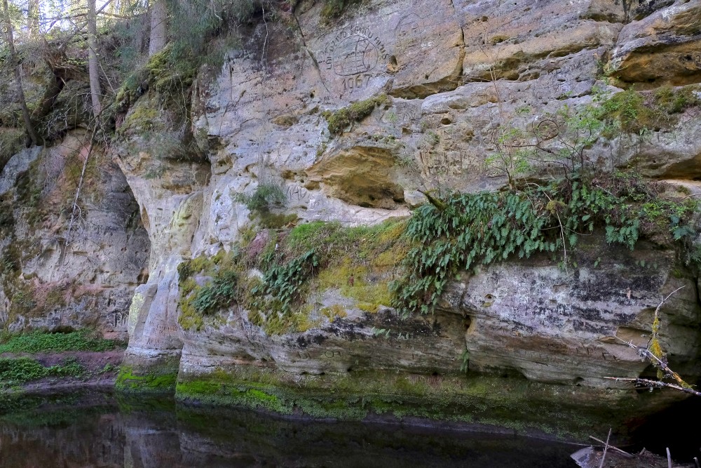 Loja Coastal Rock Outcrop and Loja Plaisala Cave