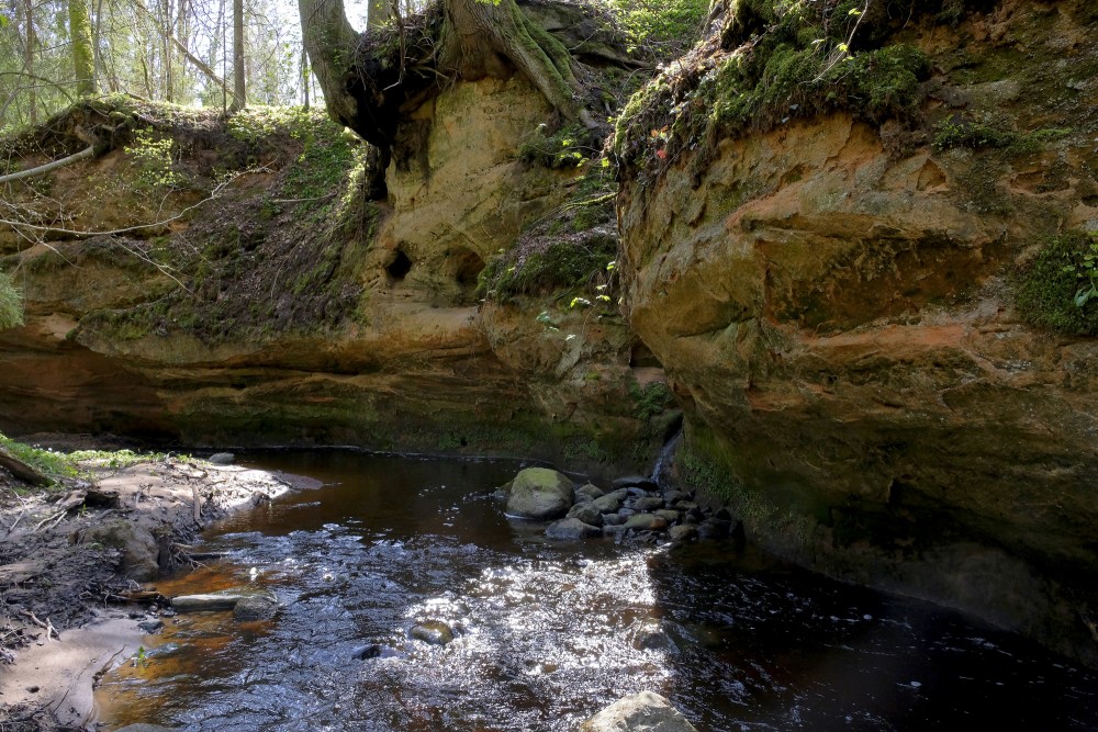 Lorumupe River Sandstone Outcrops