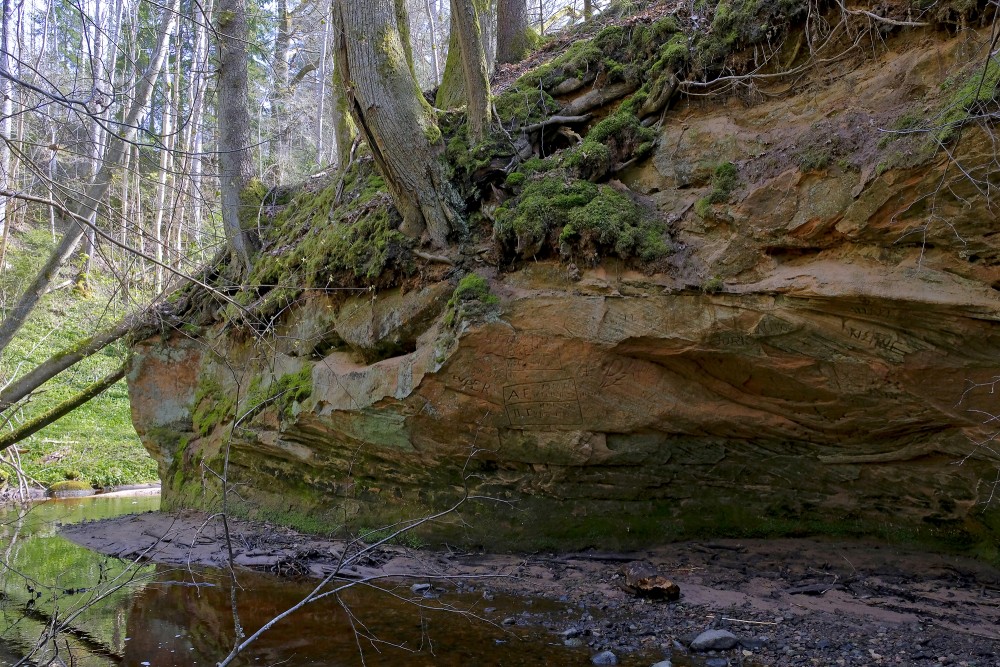 Lorumupe River Sandstone Outcrops