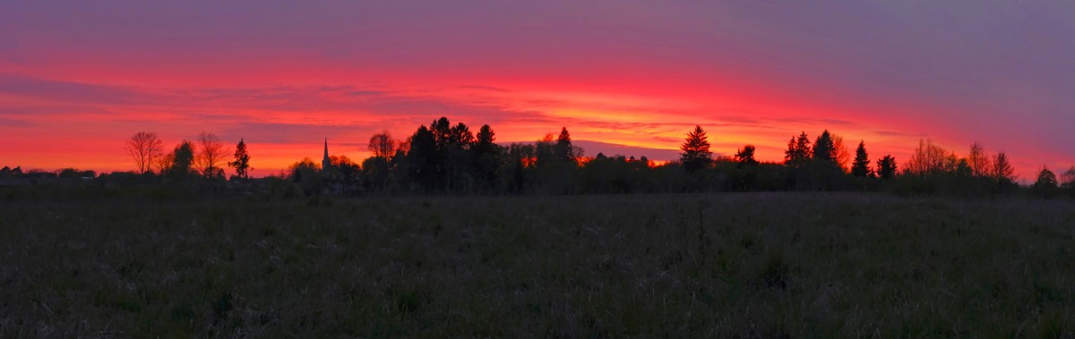 Saulrieta panorāma, sarkanas debesis