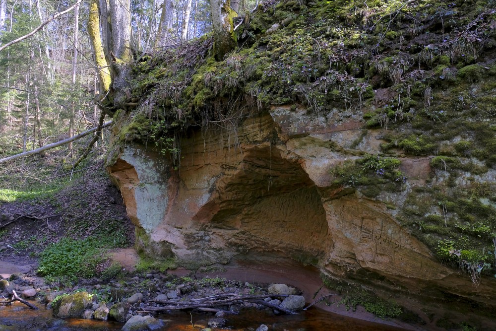 Lorumupe River Sandstone Outcrops