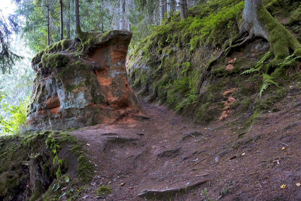 Smilšakmens atsegumi pie Vaives dzirnavām