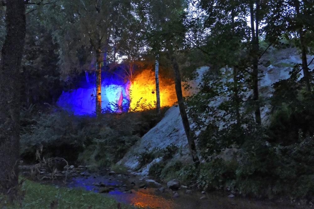 Raunas smilšakmens atsegums naktī Raunas smilšakmens atsegums naktī