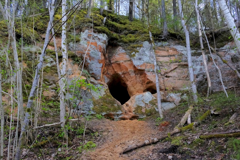 Līgotņi Cave (Tītmaņu Rock)