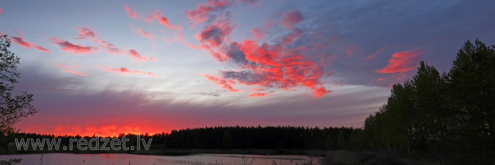 Saulrieta panorāma, ugunīgas debesis