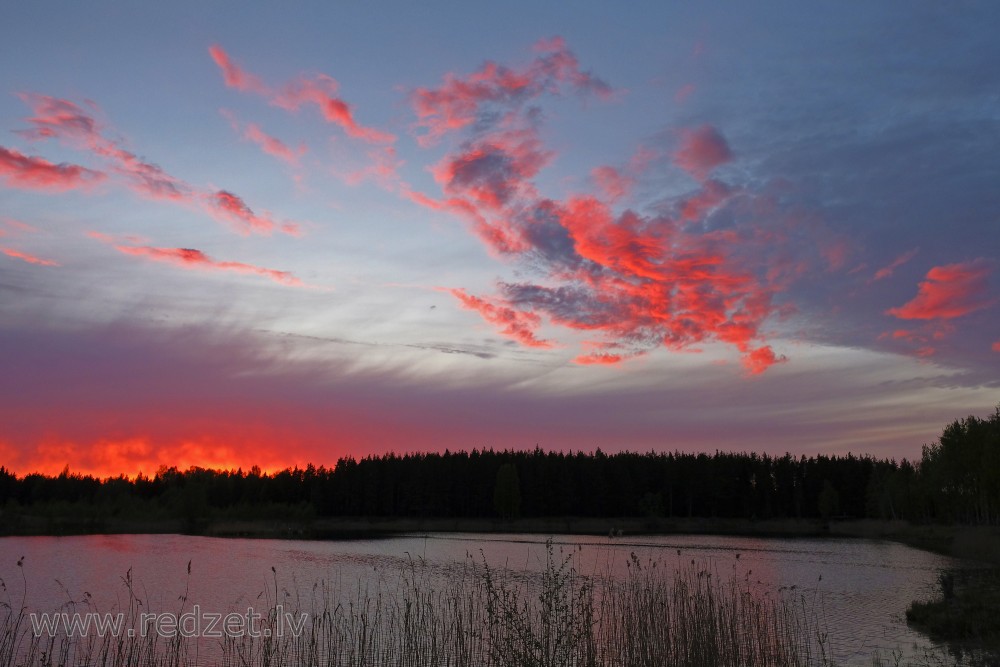 Saulrieta ainava, ugunīgas debesis