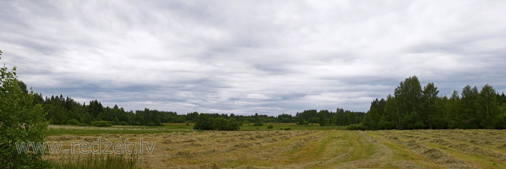 Nopļautas pļavas panorāma