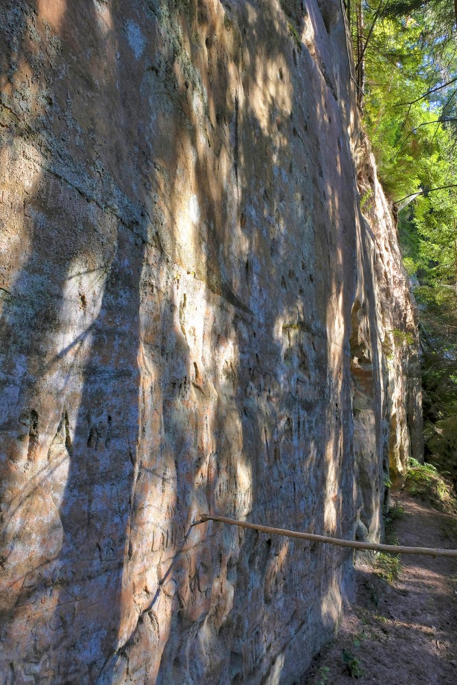 Grīviņu iezis (Sarkanās klintis, Leču Iezis)