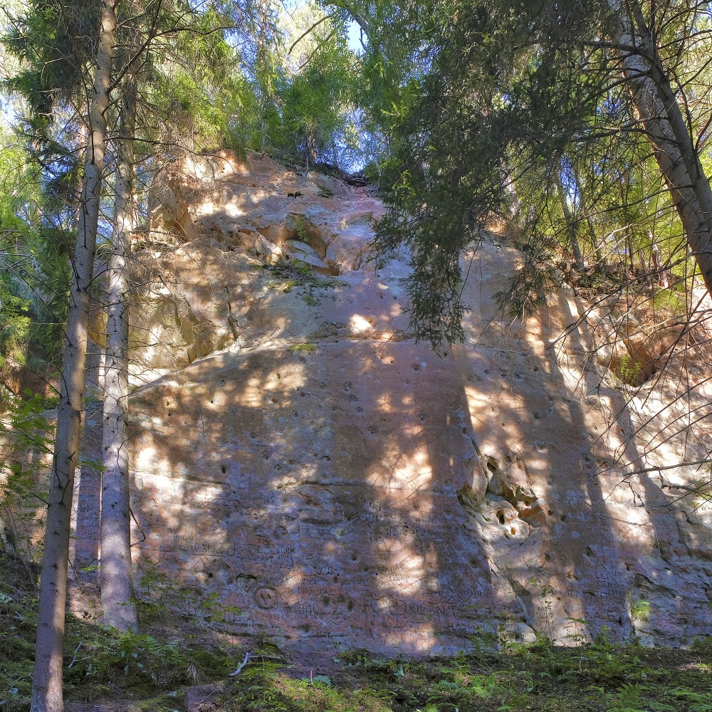 Grīviņu iezis (Sarkanās klintis, Leču Iezis)