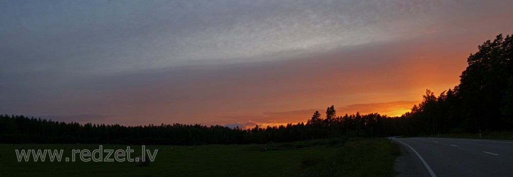 Lauku panorāma pēc saulrieta