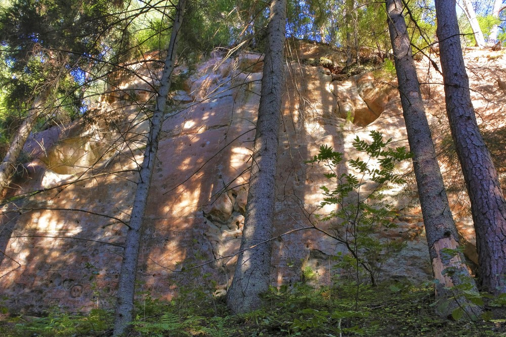 Grīviņu iezis (Sarkanās klintis, Leču Iezis)