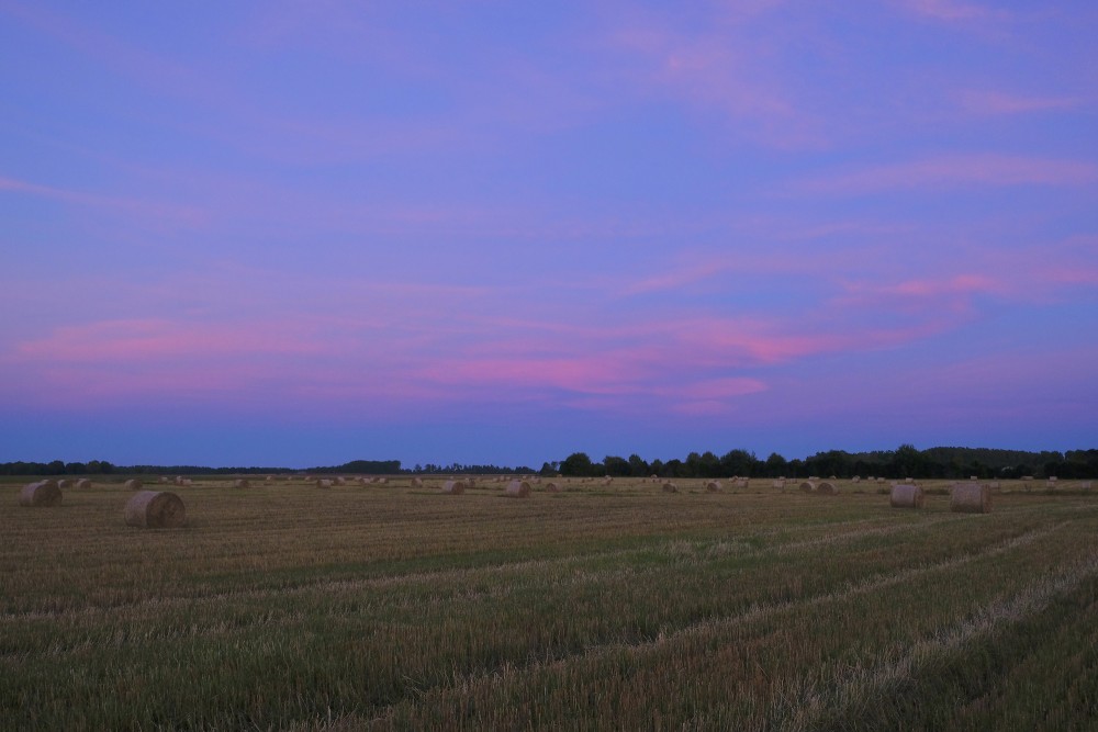 Vakara ainava, krāšņas debesis