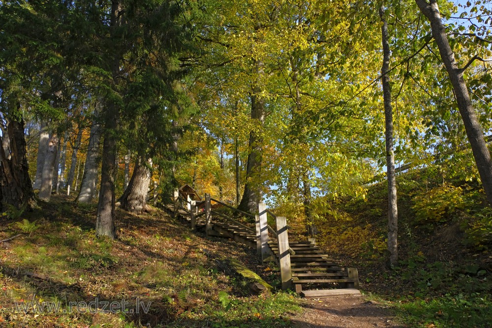 Kāpnes uz Siguldas viduslaika pili un Krusta kalnu
