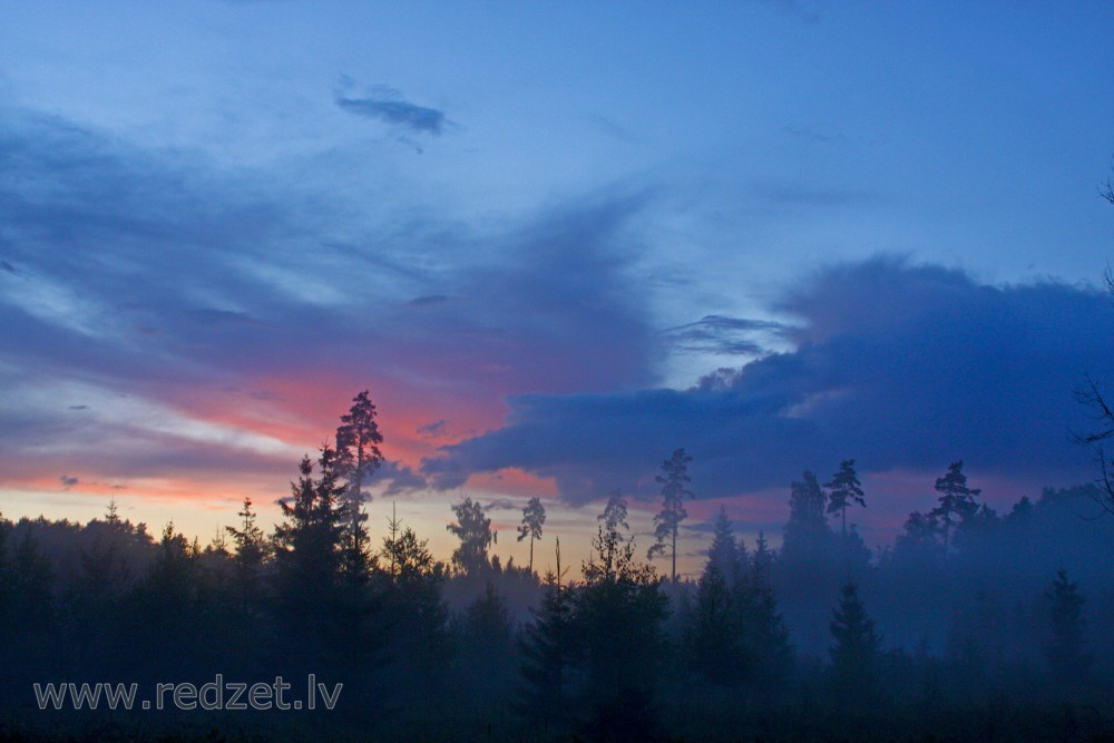 Debesis pēc saulrieta