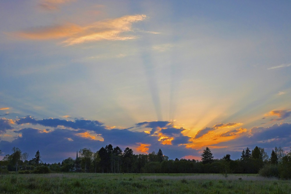 Vakara ainava ar saules stariem Vakara ainava ar saules stariem