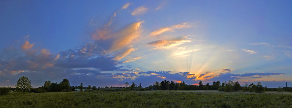 Saulrieta panorāma ar saules stariem Saulrieta panorāma ar saules stariem