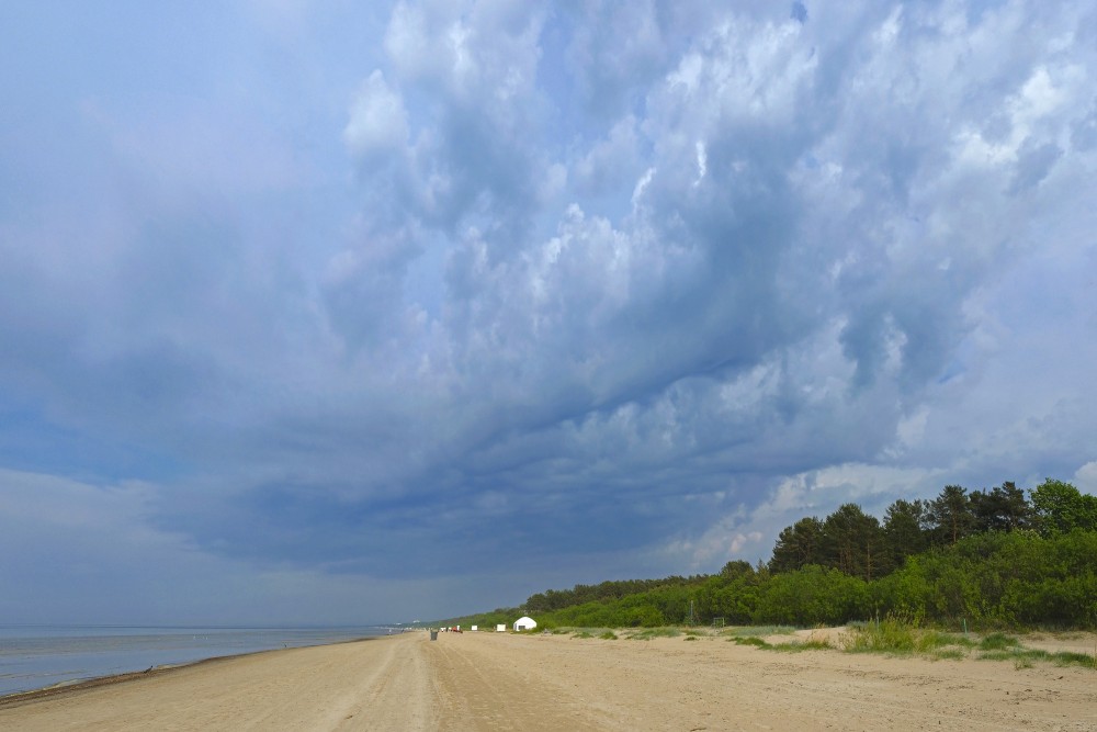 Mākoņainas debesis, jūrmalas ainava Mākoņainas debesis, jūrmalas ainava