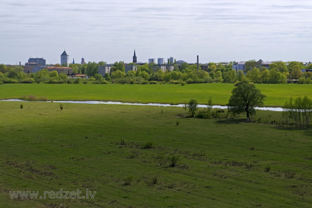 Skats no Pils salas skatu torņa pār Lielupes palienes pļavām uz Jelgavu