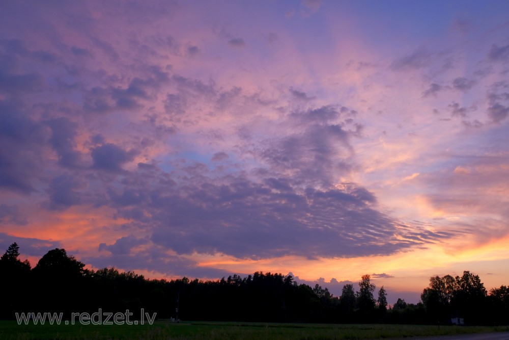 Krāšņas debesis pēc saulrieta