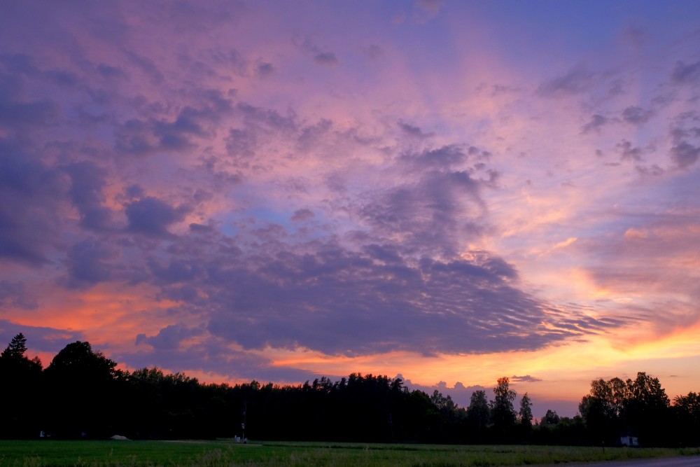 Krāšņas debesis pēc saulrieta
