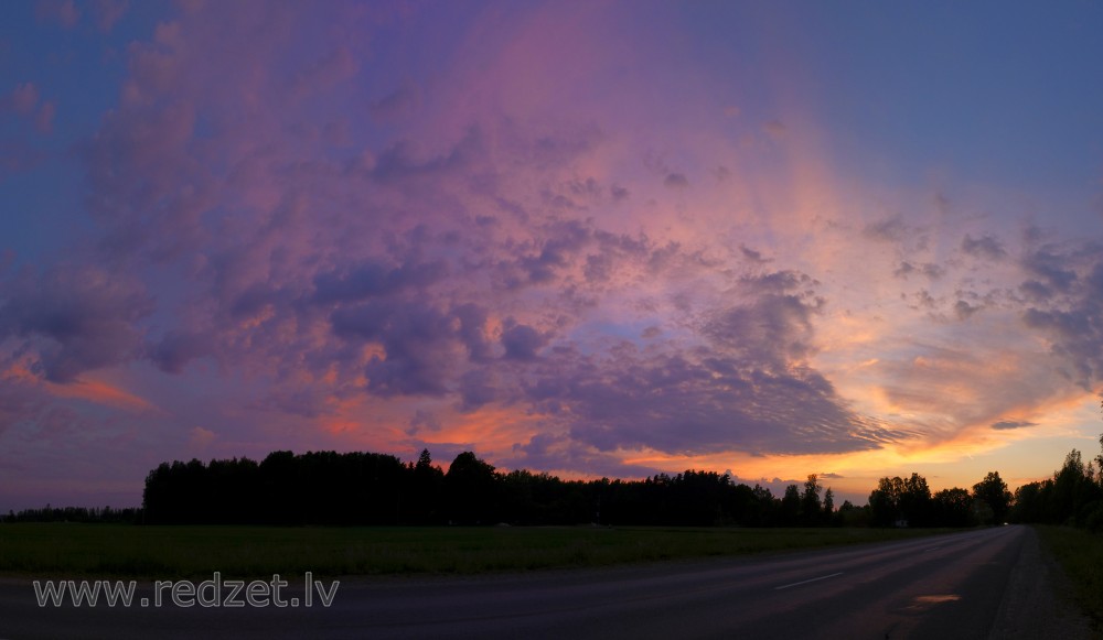 Vakara ainava ar krāšņām debesīm Vakara ainava ar krāšņām debesīm