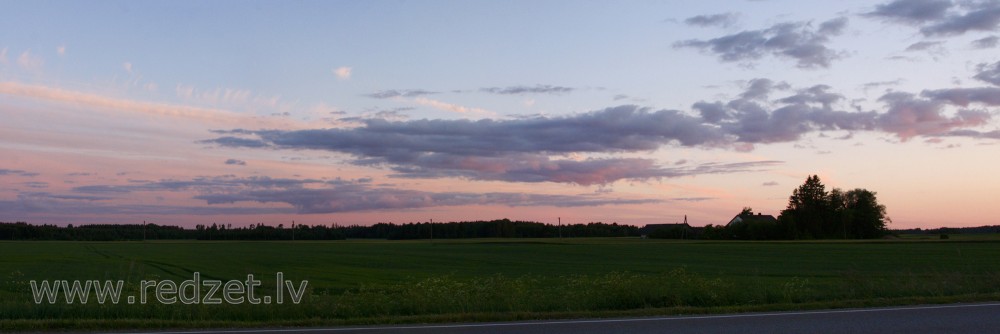 Lauku panorāma pēc saulrieta