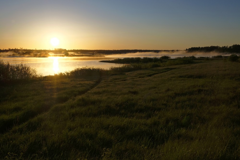 Saullēkts un migla Nabas ezerā