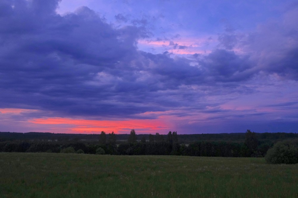 Tumšas, mākoņainas debesis pēc saulrieta